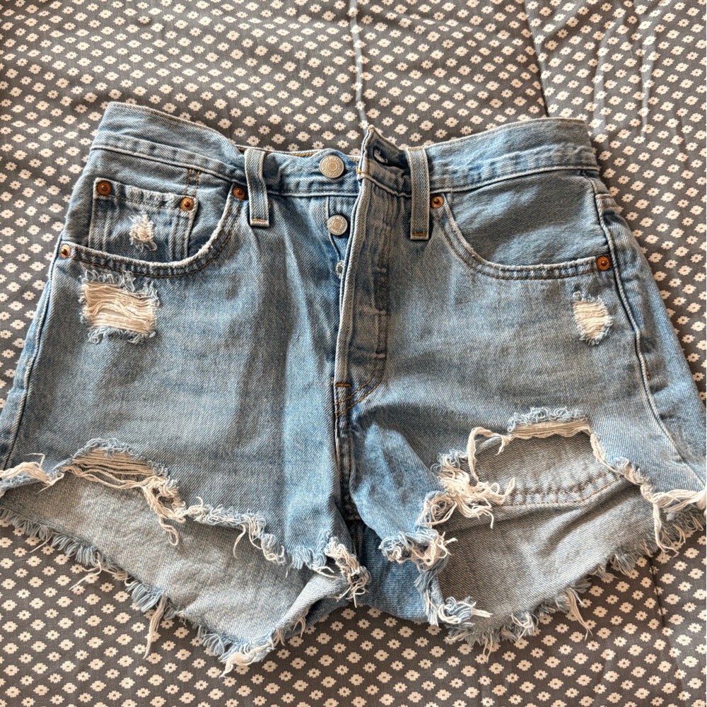 Levis 501 shorts W25